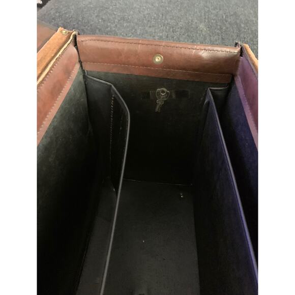 Vintage Brown Leather File Briefcase with Key - Picture 9 of 12